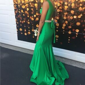 Vibrant Green Formal Evening Gown / Prom Dress